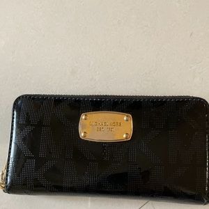MICHAEL KORS BLACK PATENT ZIP AROUND WALLET